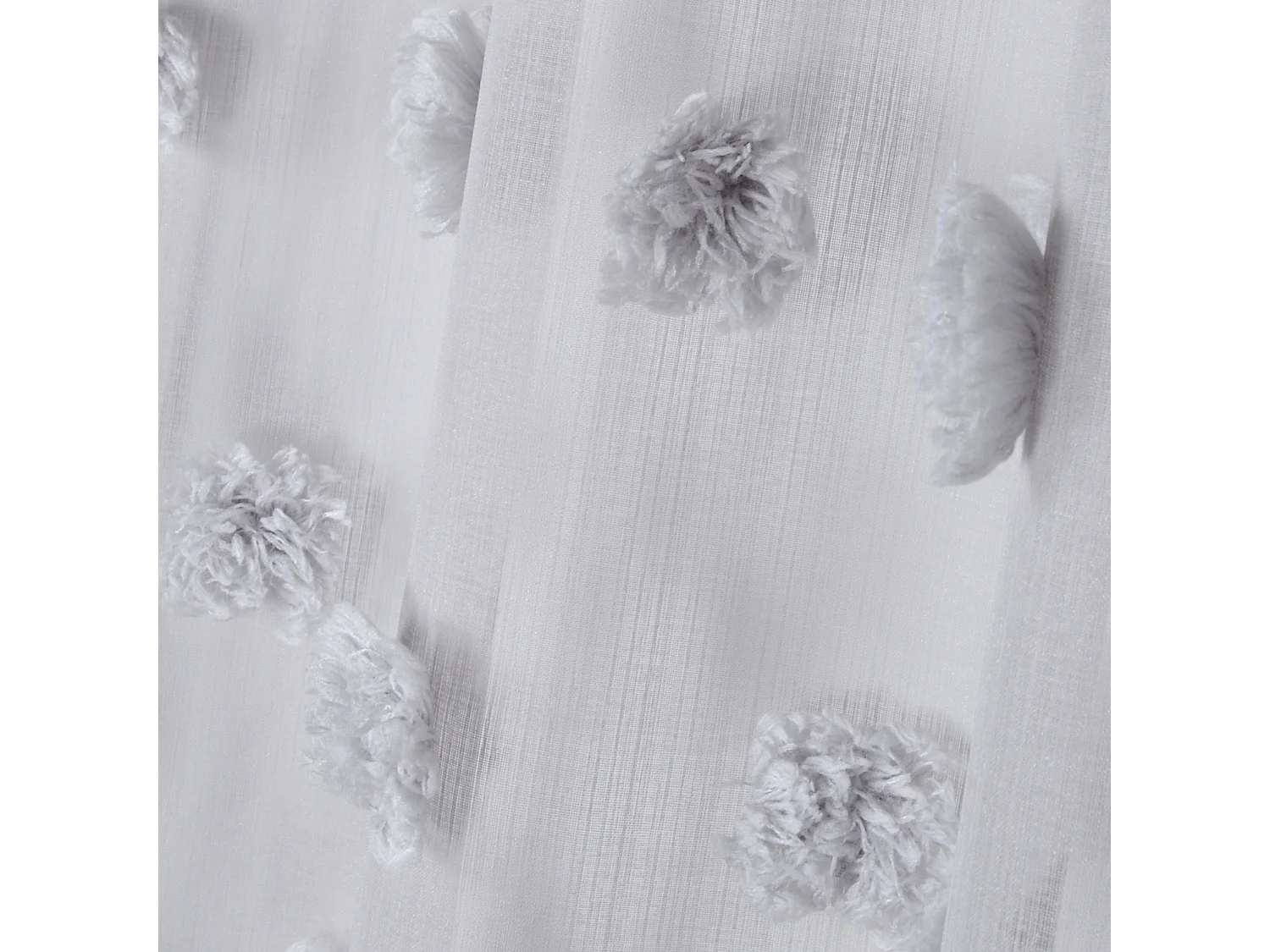 Voile mit bestickten Pompons