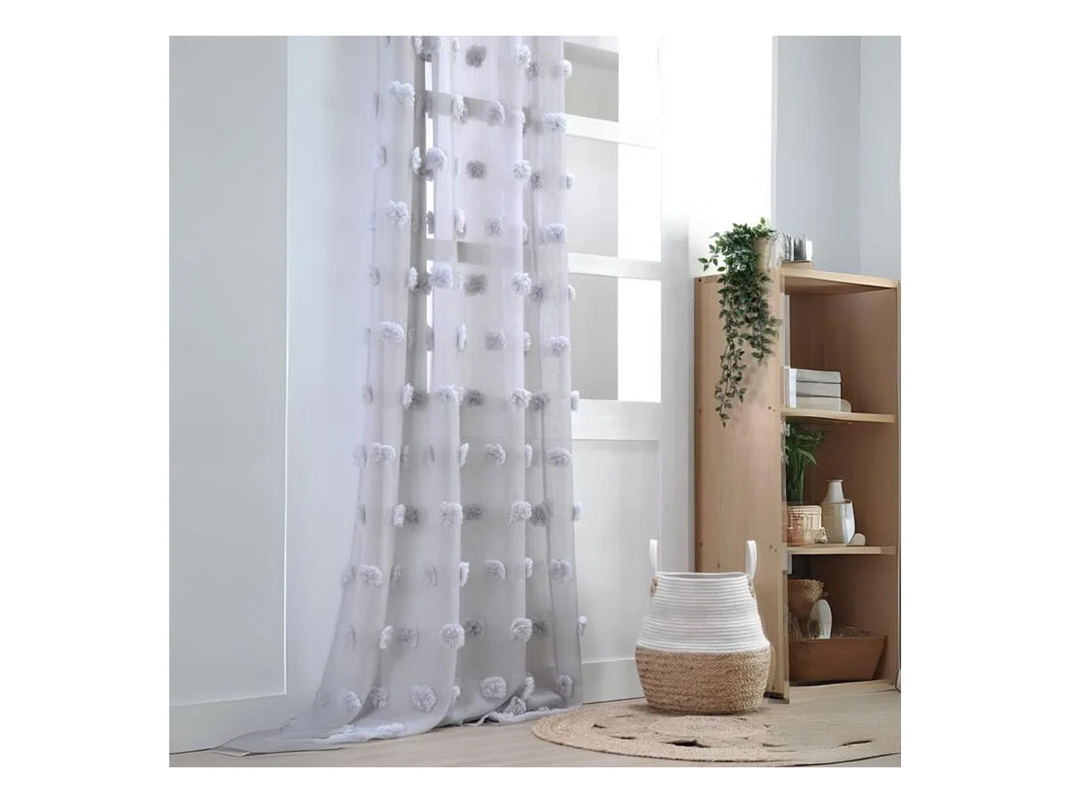 Visillo con pompones bordados