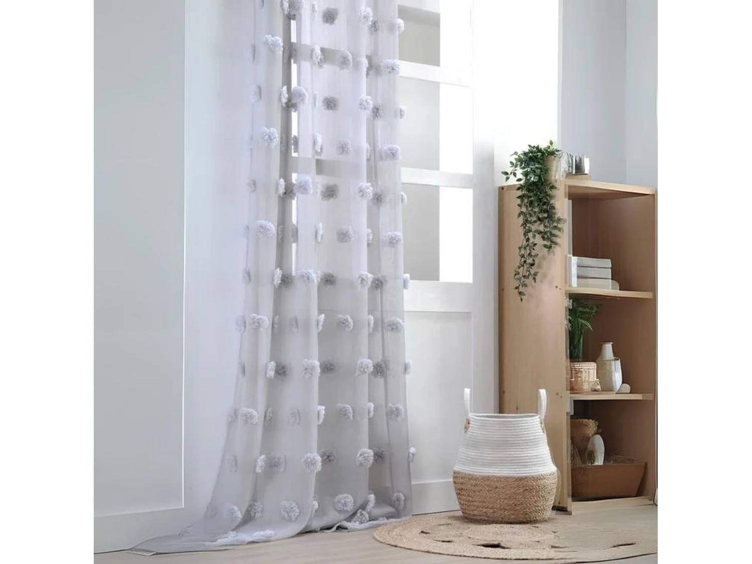 Voile mit bestickten Pompons