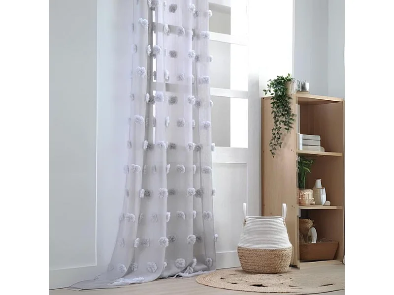 Voile mit bestickten Pompons