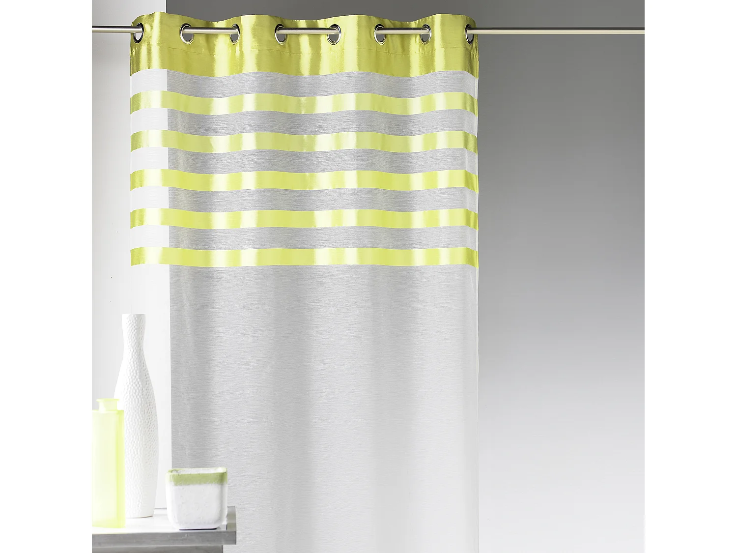 Voilage avec parement à rayures satinées et colorées