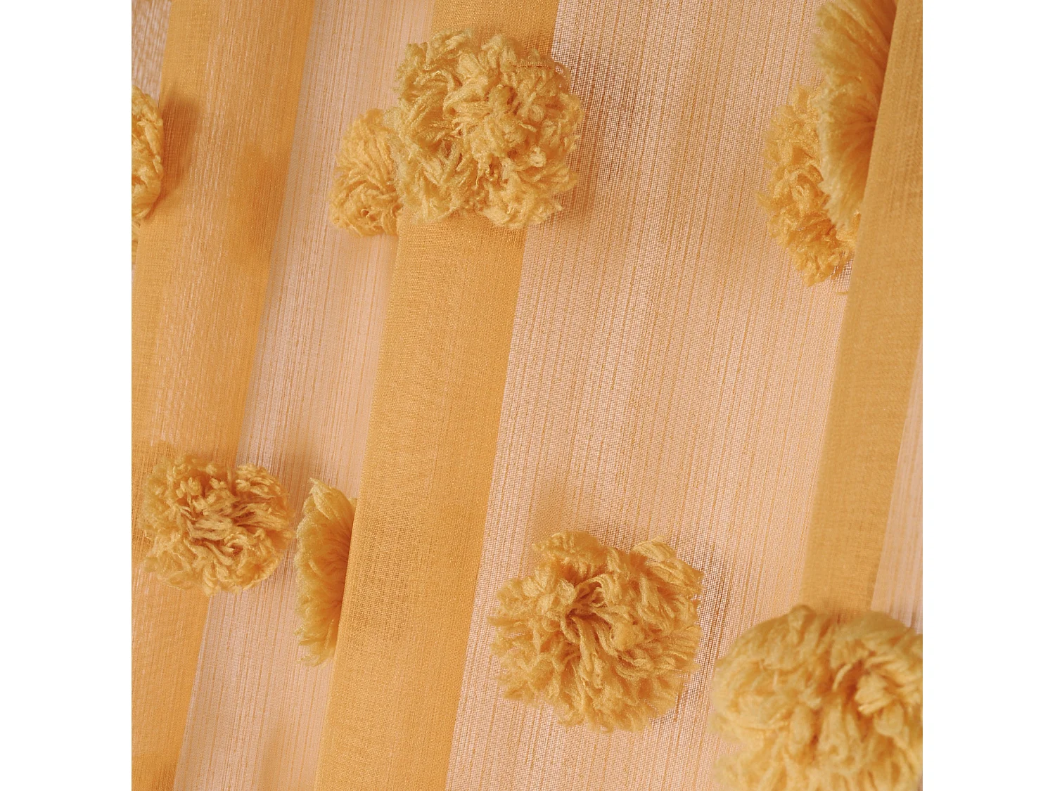 Voile mit bestickten Pompons