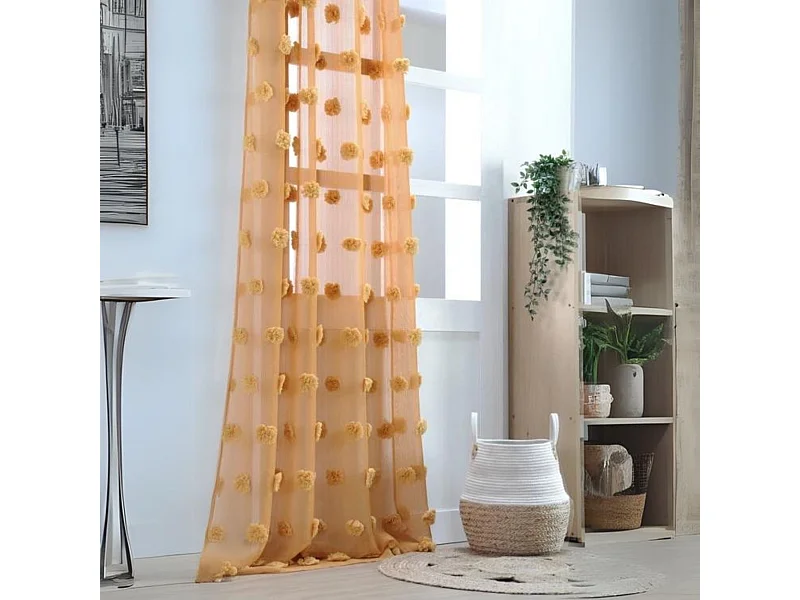 Voile mit bestickten Pompons