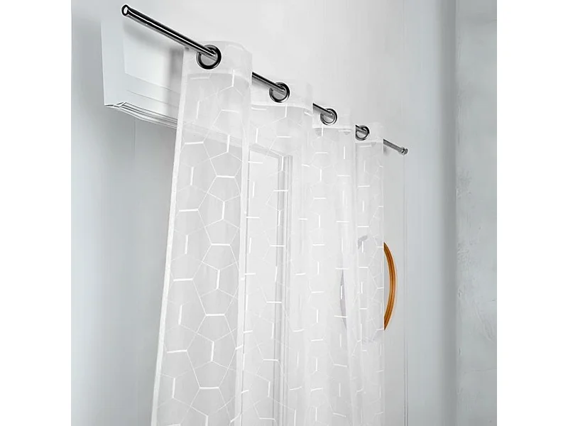 Voilage brodé aux formes géométriques