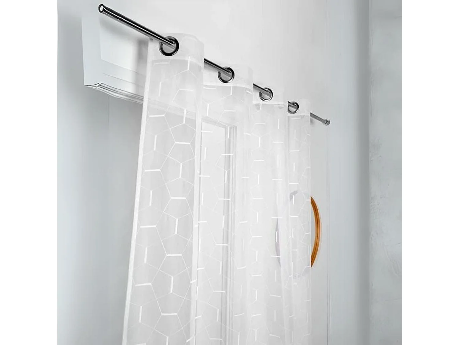 Voilage brodé aux formes géométriques