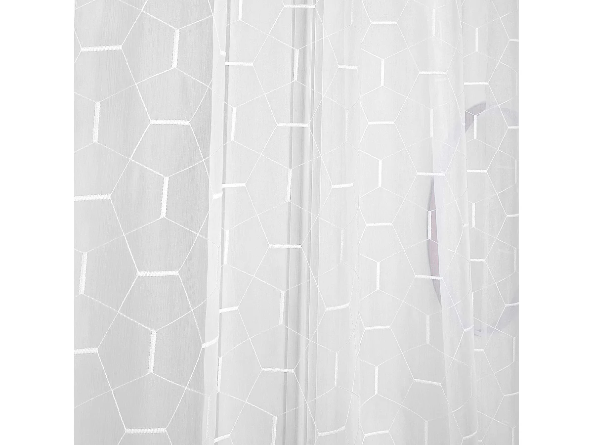 Voilage brodé aux formes géométriques