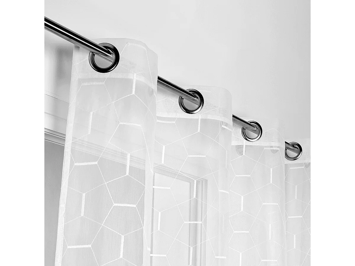 Voilage brodé aux formes géométriques