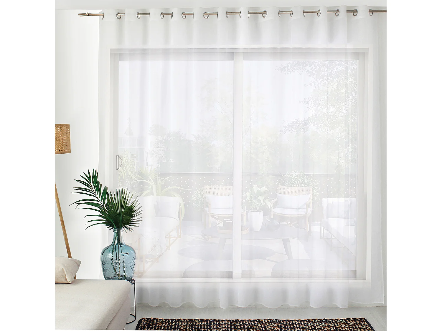 Visillo liso con ojales de gran amplitud