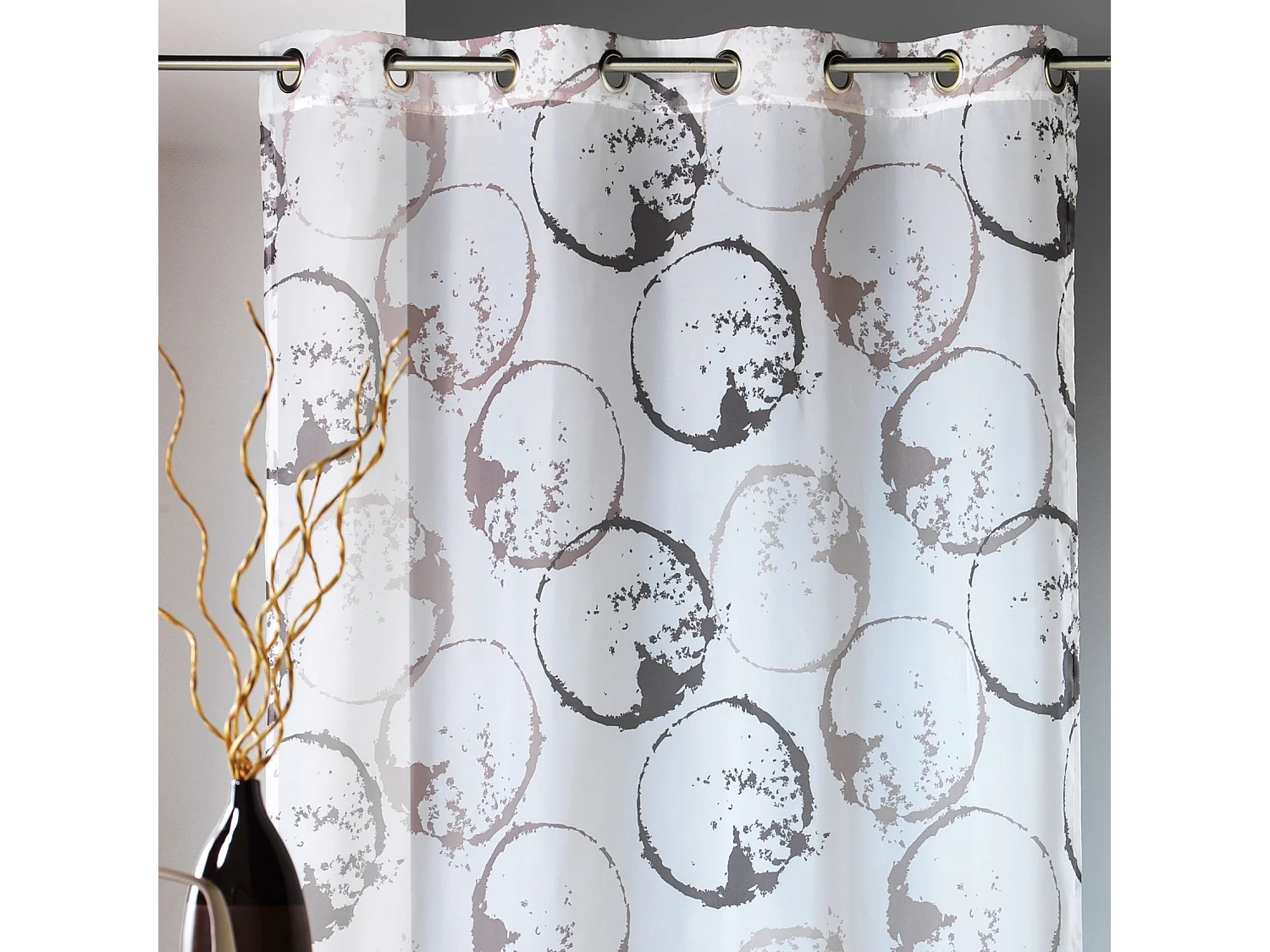 Visillo tamizador con estilo artístico