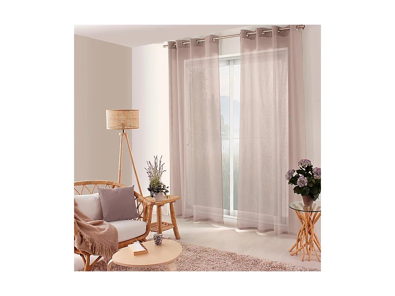 Einfacher Vorhang mit Lochmuster und Ösen