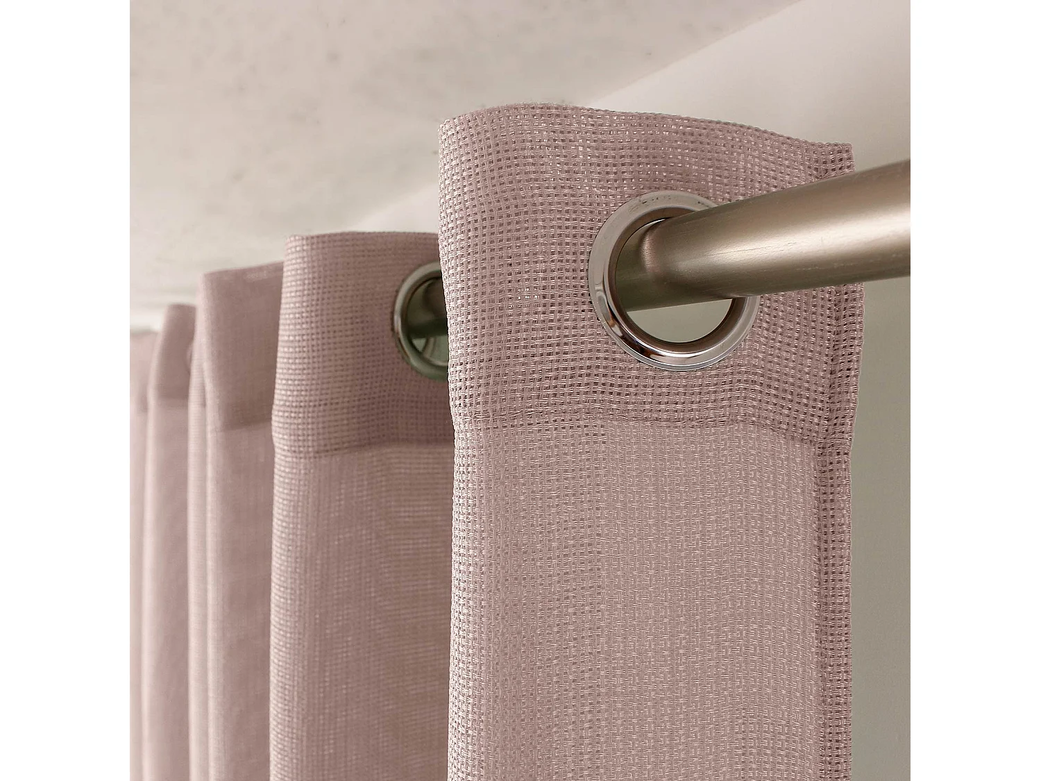 Einfacher Vorhang mit Lochmuster und Ösen