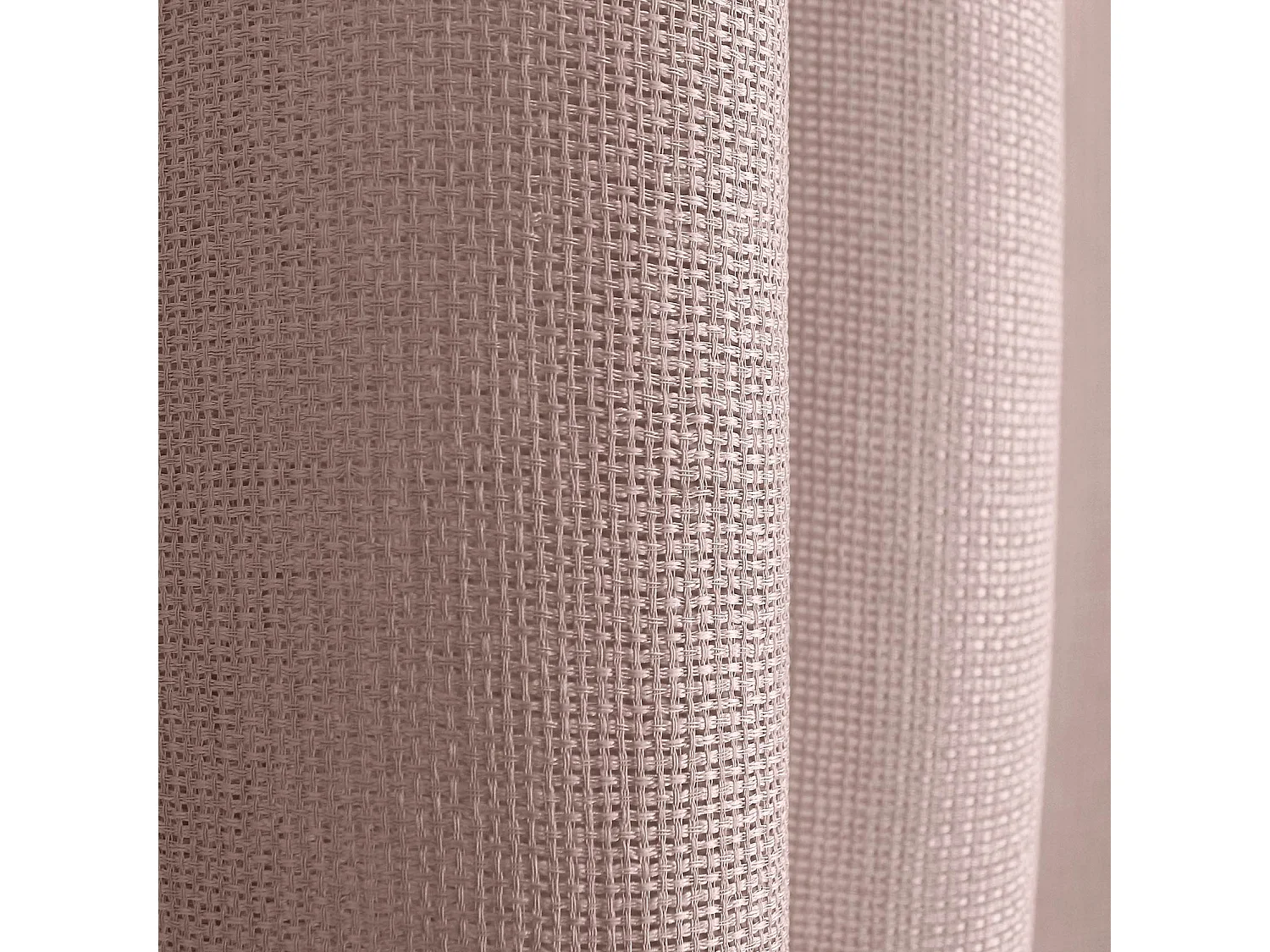 Einfacher Vorhang mit Lochmuster und Ösen