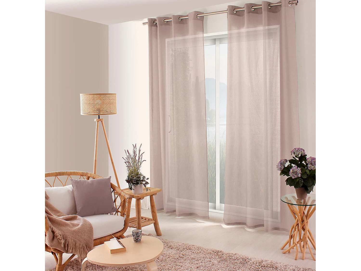 Einfacher Vorhang mit Lochmuster und Ösen