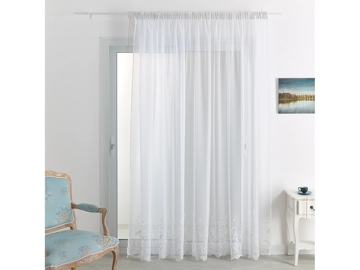 Voilage grande largeur broderie sur le bas