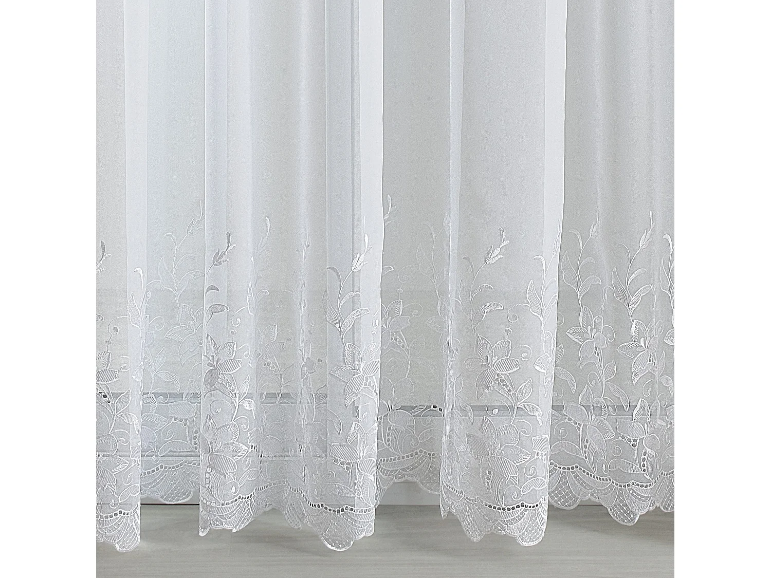 Voilage grande largeur broderie sur le bas