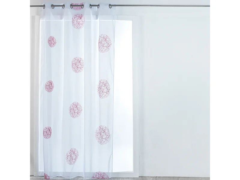 Voilage à motifs brodés
