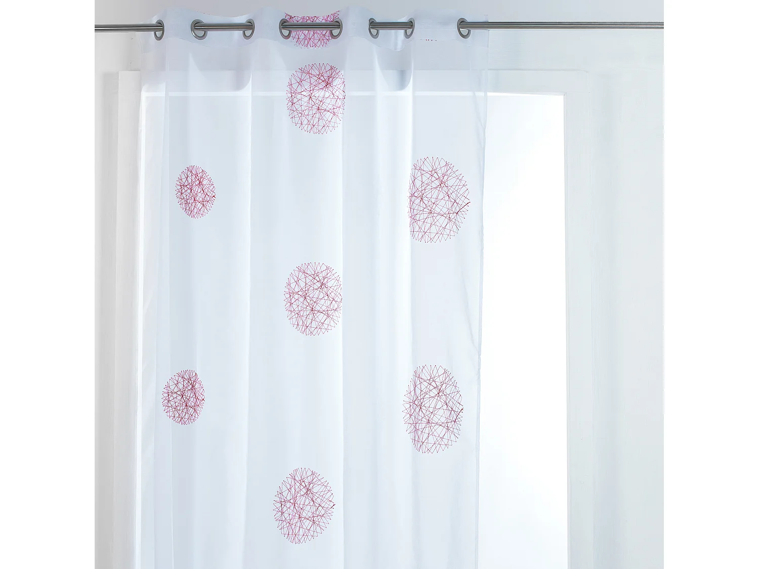 Voilage à motifs brodés