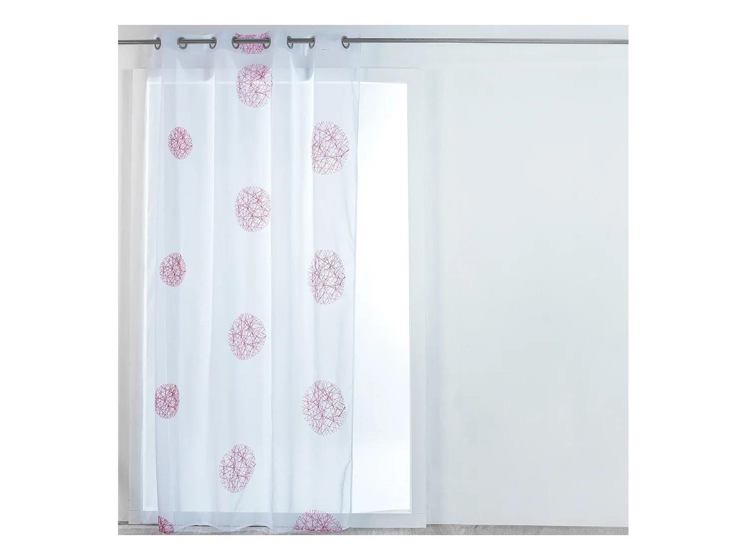 Voilage à motifs brodés