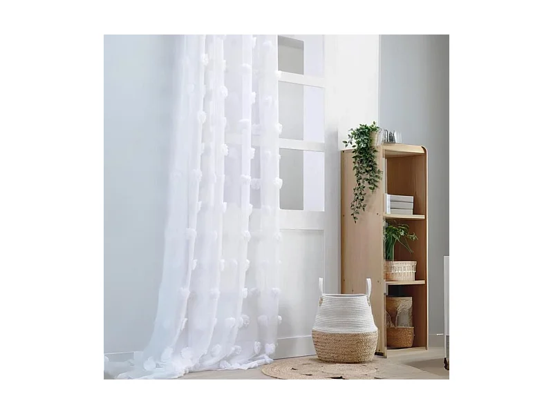 Voile mit bestickten Pompons