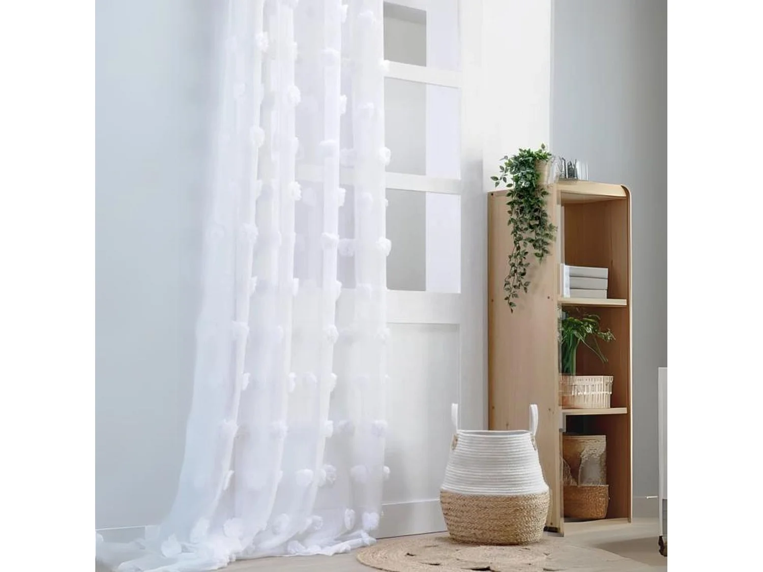 Voile mit bestickten Pompons