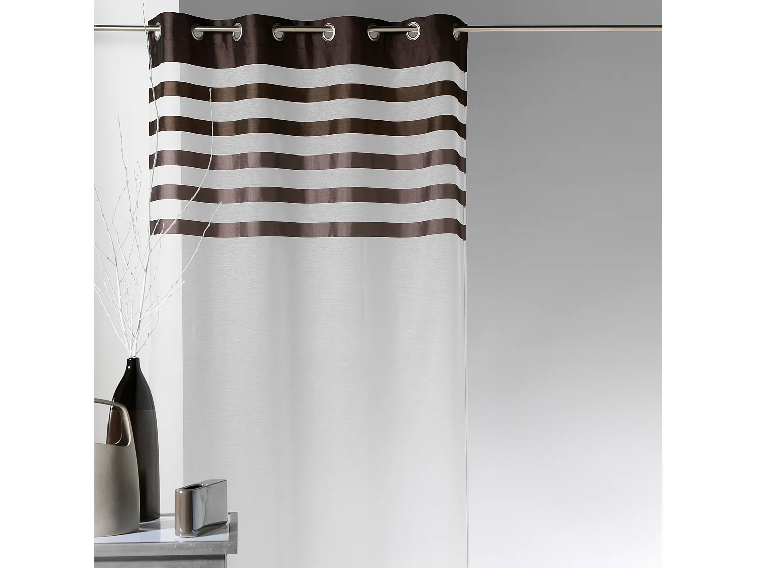 Voilage avec parement à rayures satinées et colorées