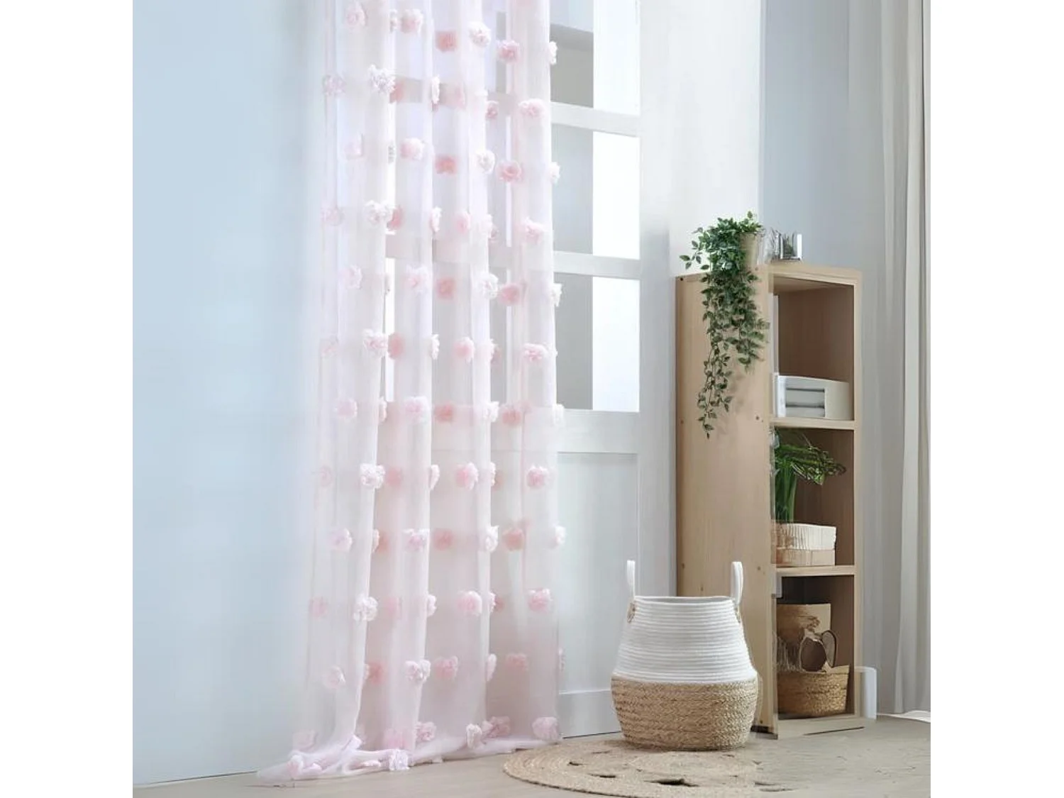 Voile mit bestickten Pompons