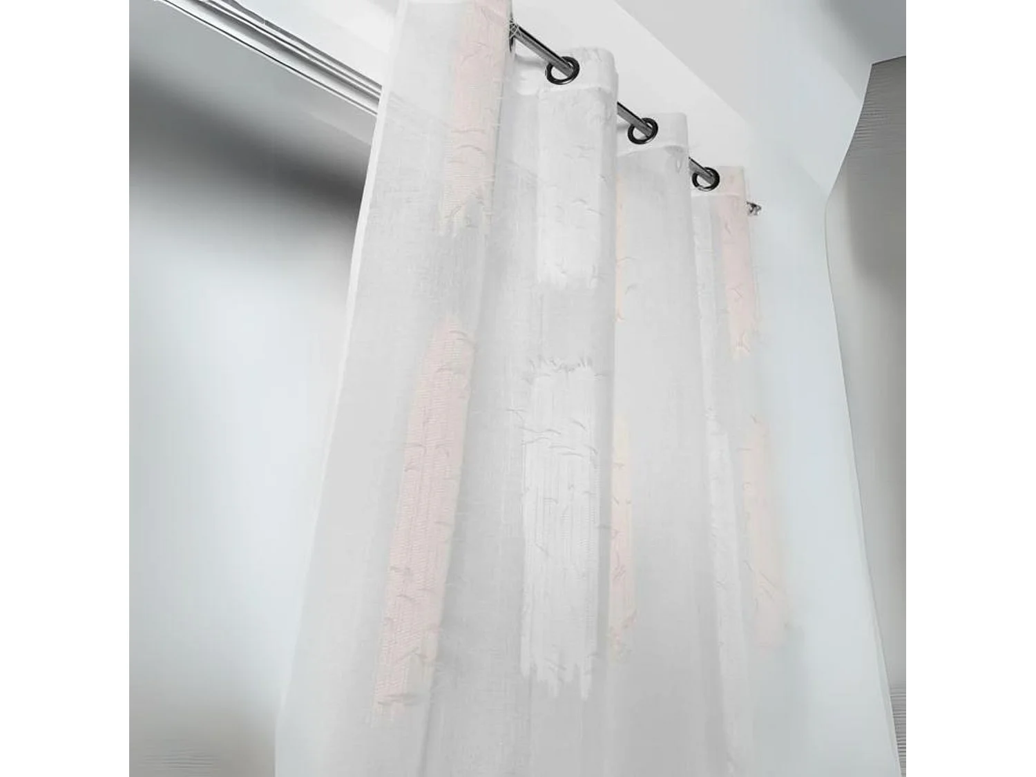 Voilage tamisant à fils coupés