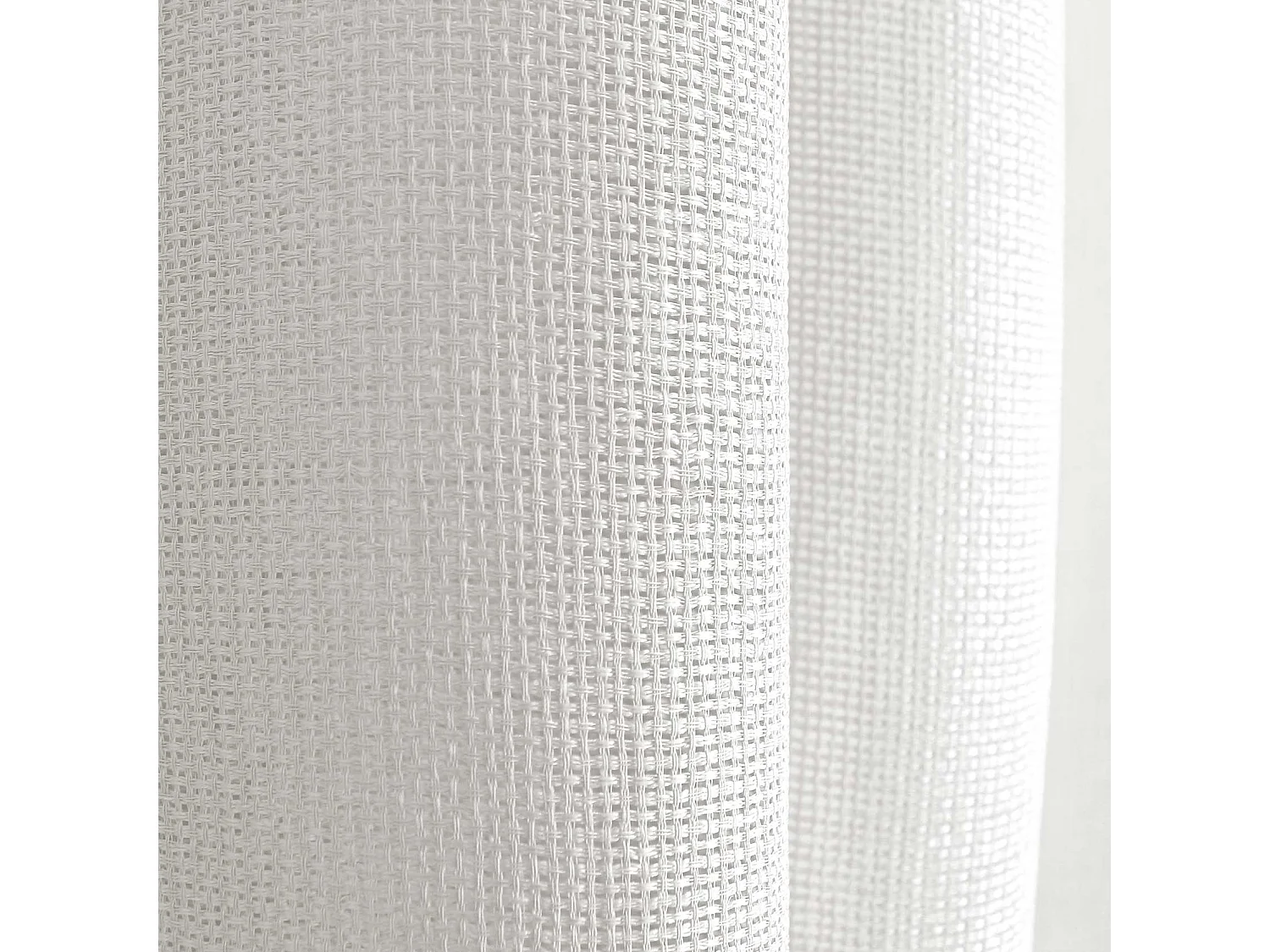 Einfacher Vorhang mit Lochmuster und Ösen