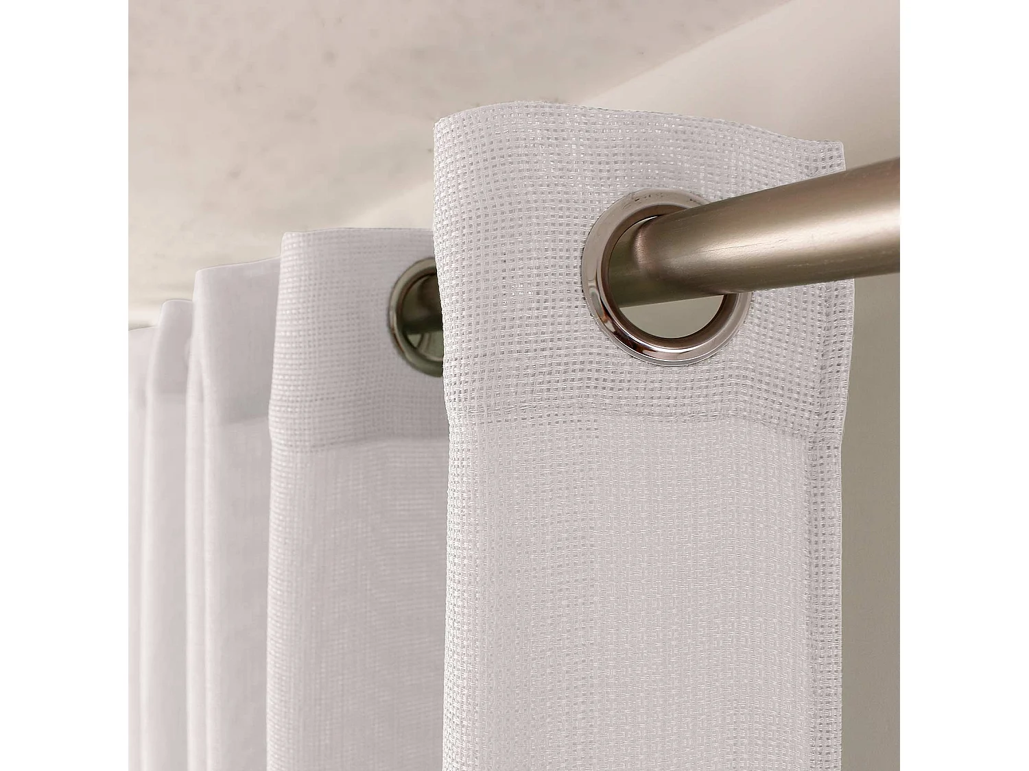 Einfacher Vorhang mit Lochmuster und Ösen