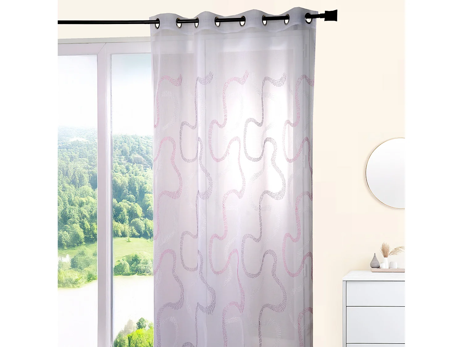 Voilage tissé et brodé en zig zag