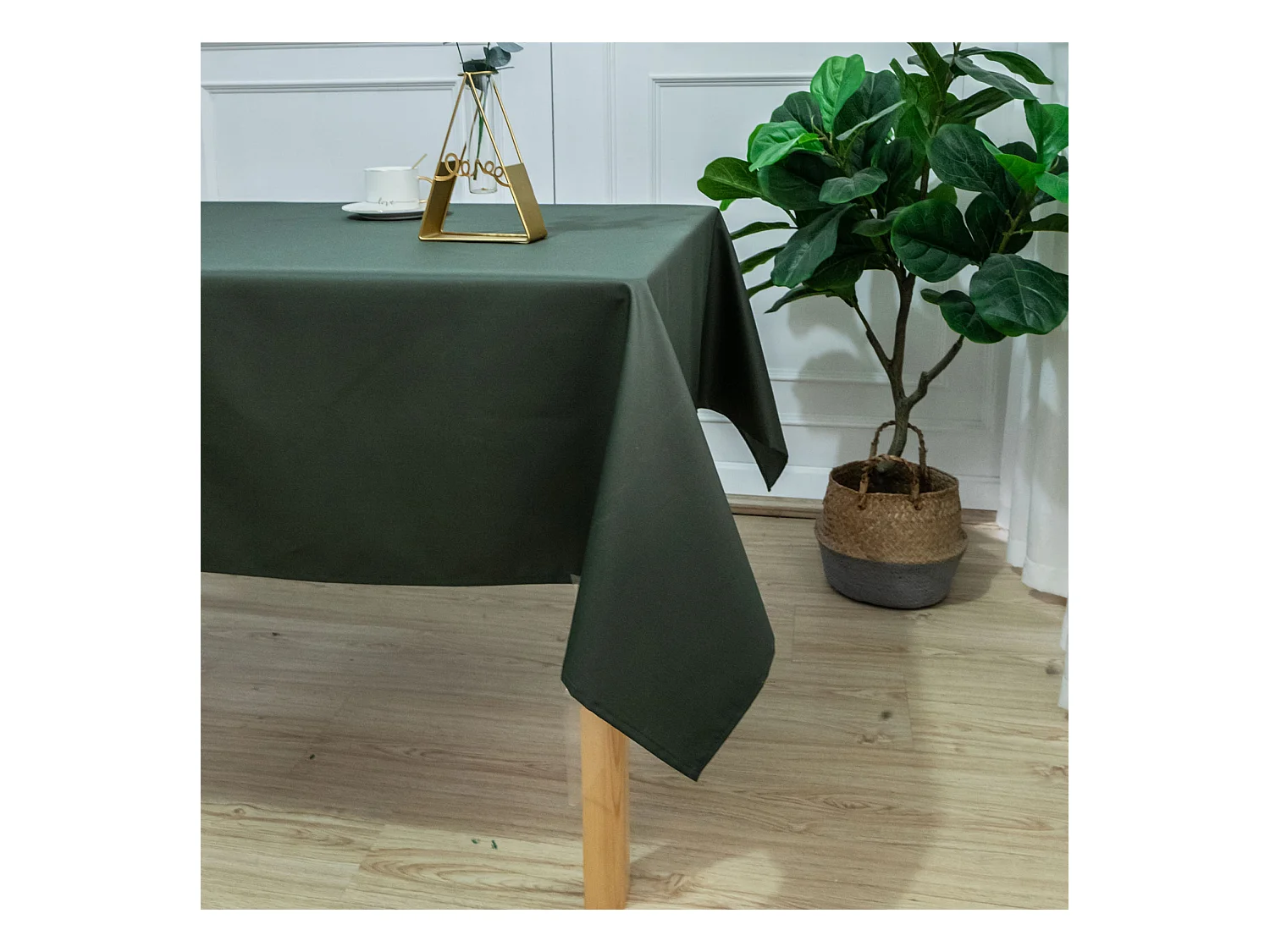 Nappe carrée et enduite antitache