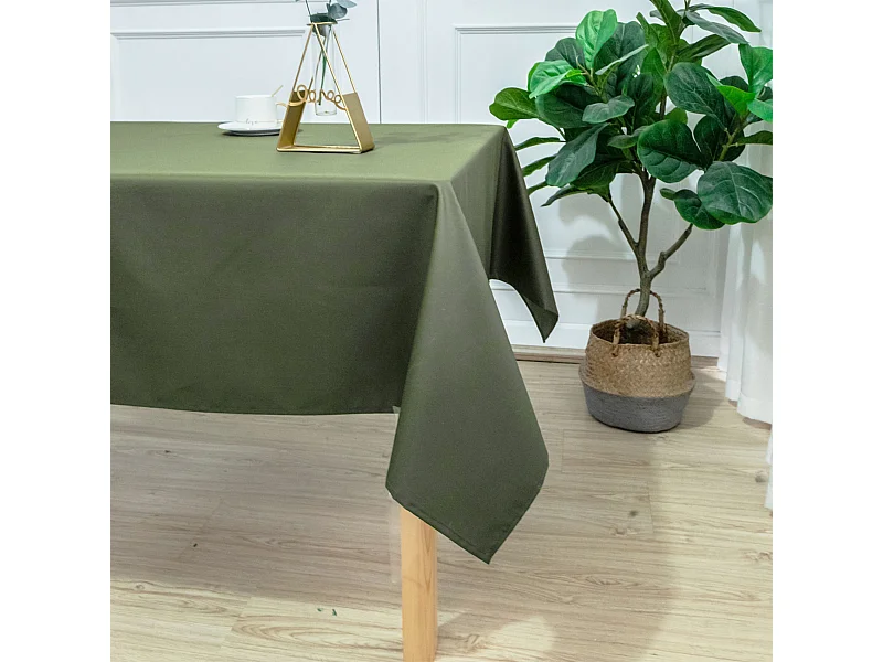 Quadratische und fleckabweisend beschichtete Tischdecke