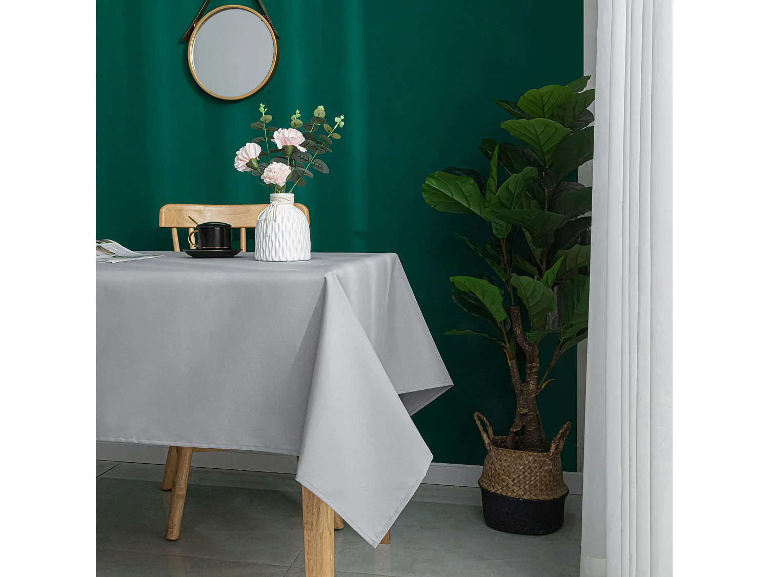 Nappe carrée et enduite antitache