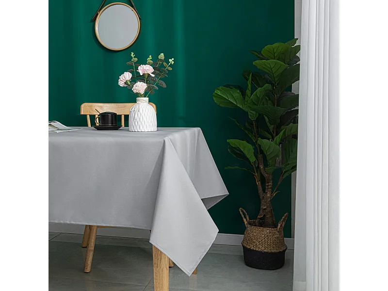 Quadratische und fleckabweisend beschichtete Tischdecke