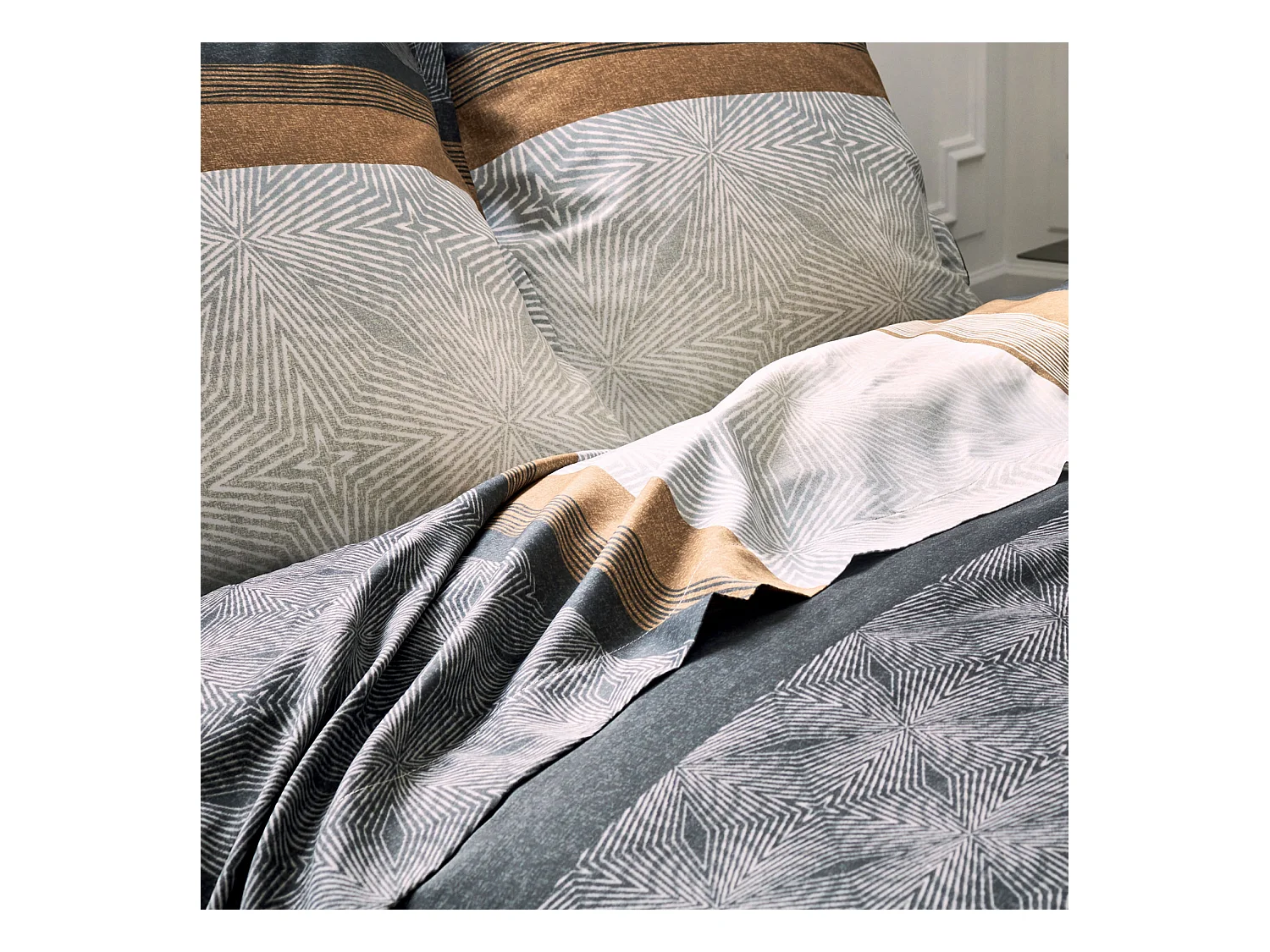 Drap plat au style graphique et masculin