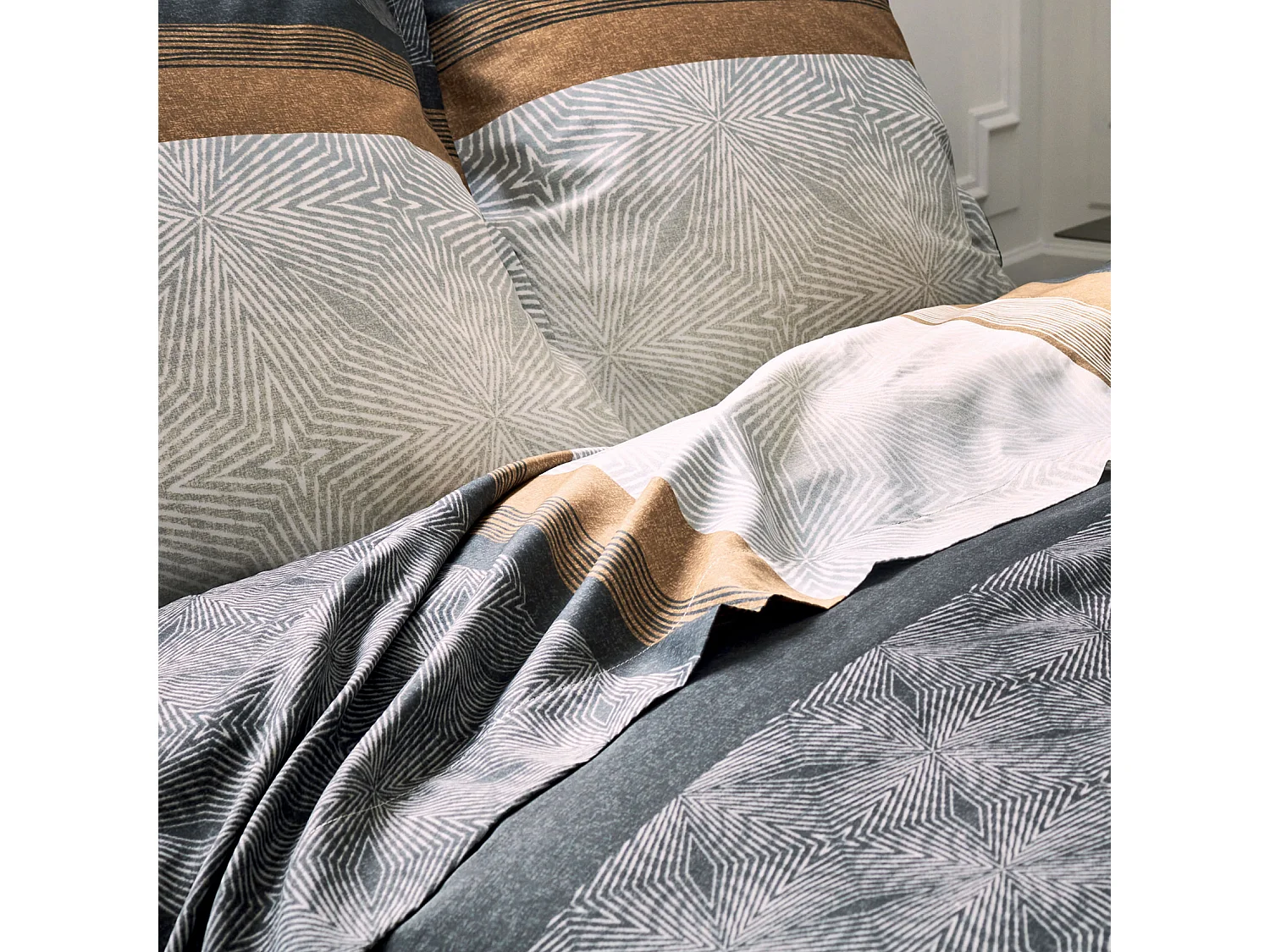 Drap plat au style graphique et masculin