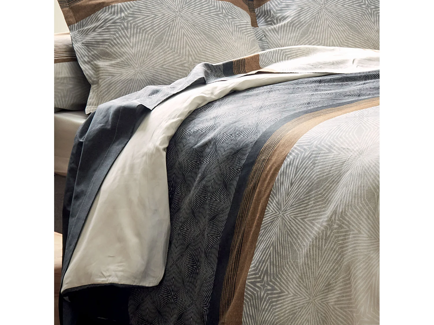 Drap plat au style graphique et masculin