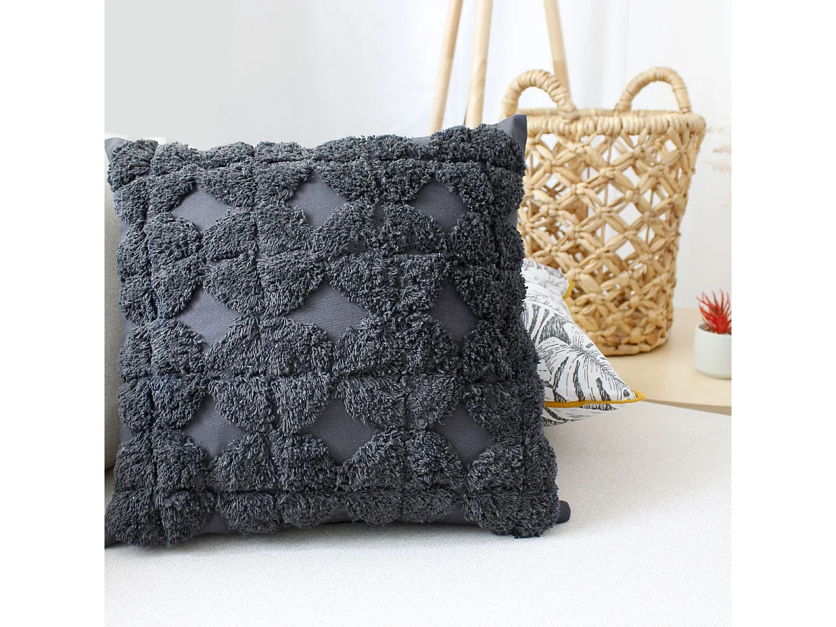 Cojín desmontable con bordados de efecto lana