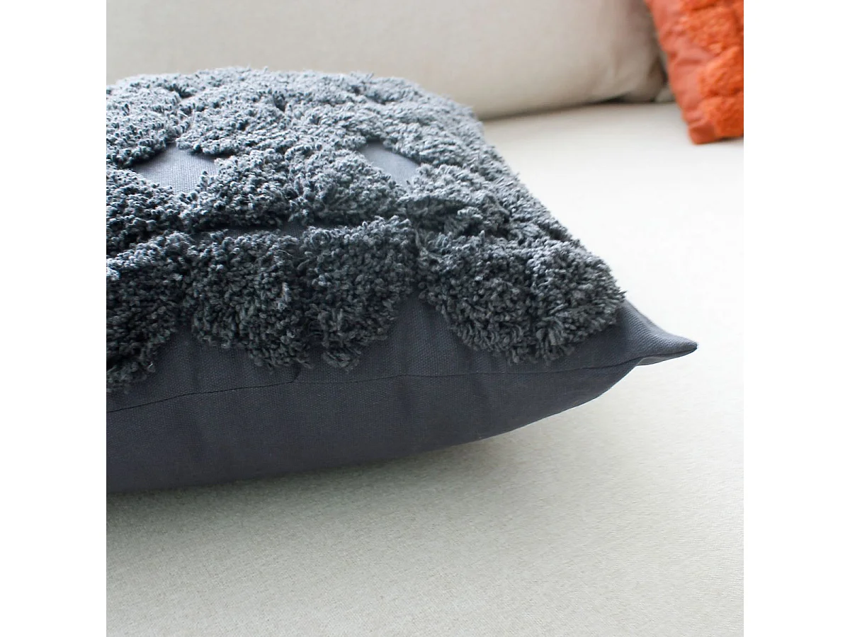 Cojín desmontable con bordados de efecto lana