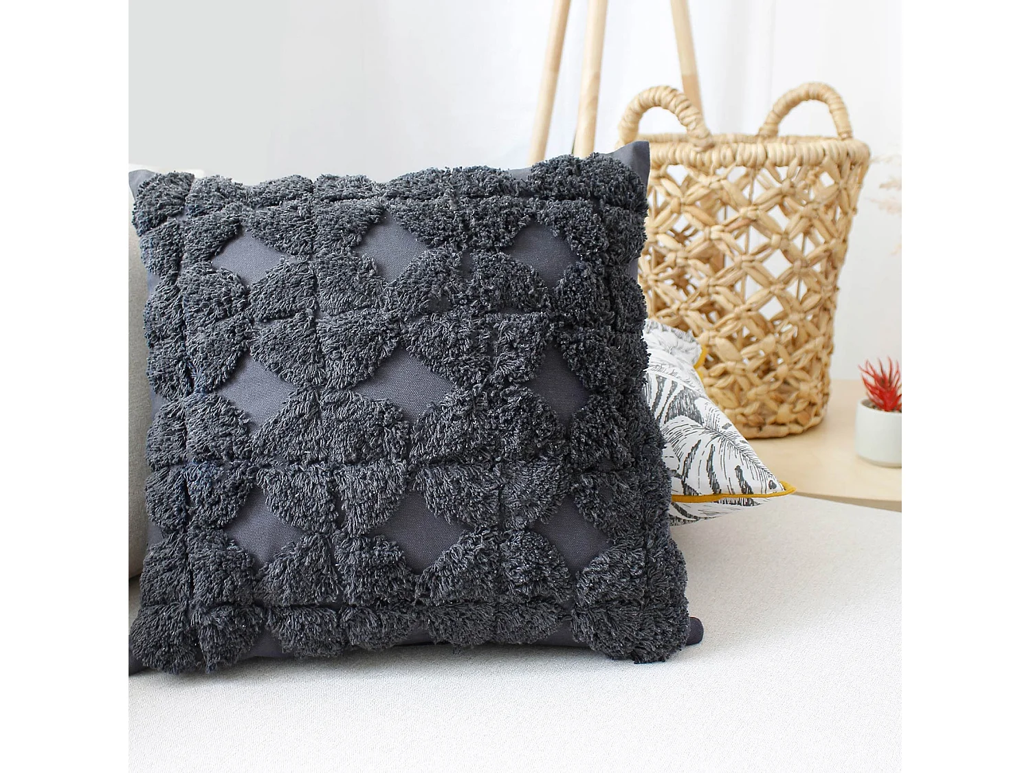 Cojín desmontable con bordados de efecto lana