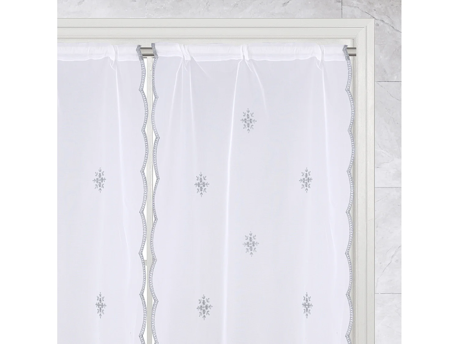 Par de cortinas blancas con motivo de copos de nieve