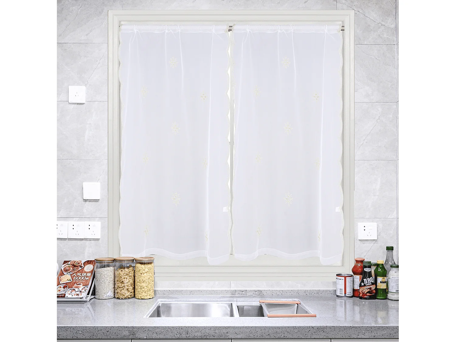 Par de cortinas blancas con motivo de copos de nieve