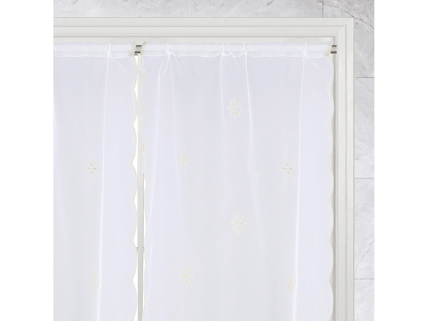 Par de cortinas blancas con motivo de copos de nieve