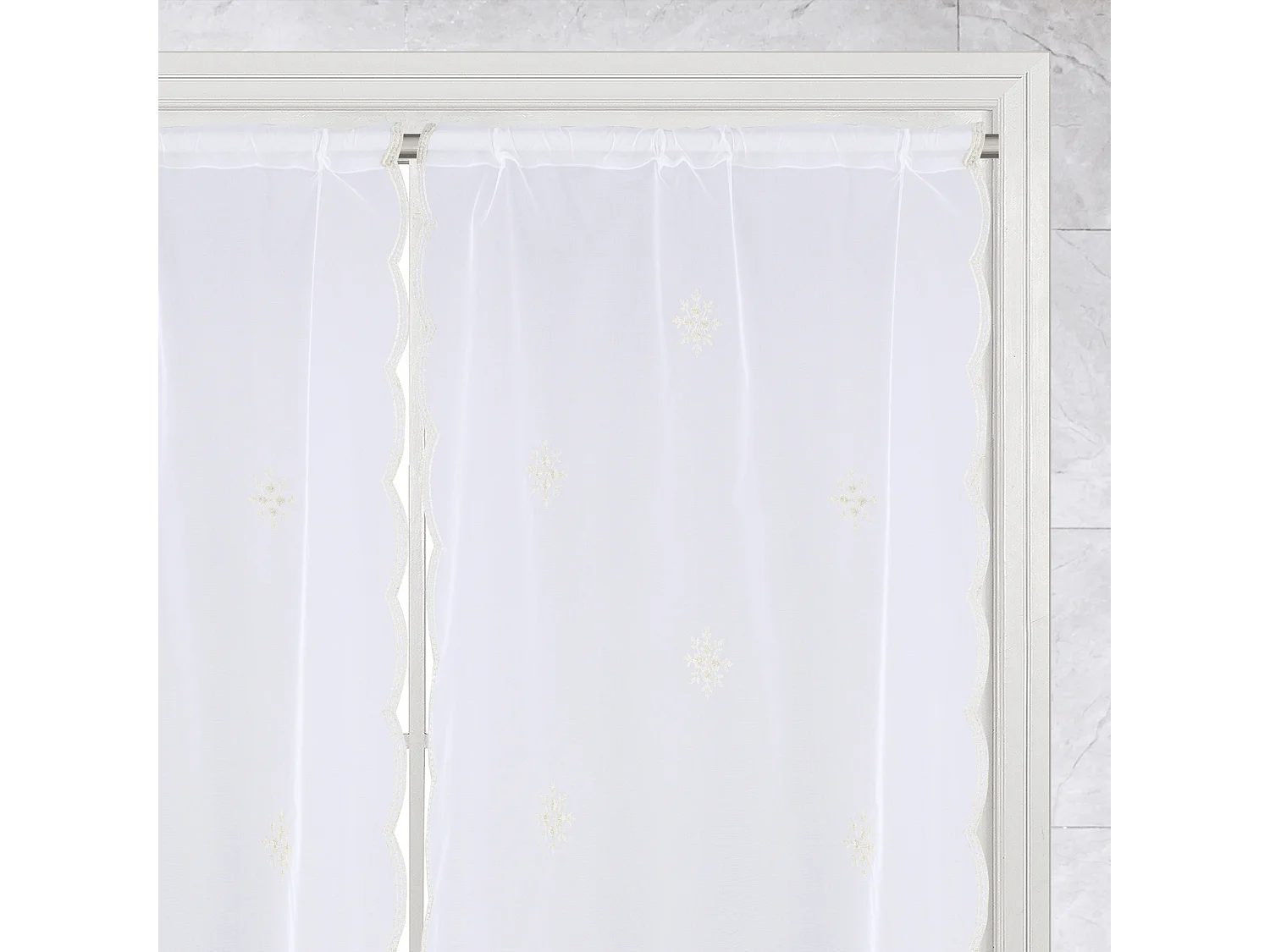 Par de cortinas blancas con motivo de copos de nieve