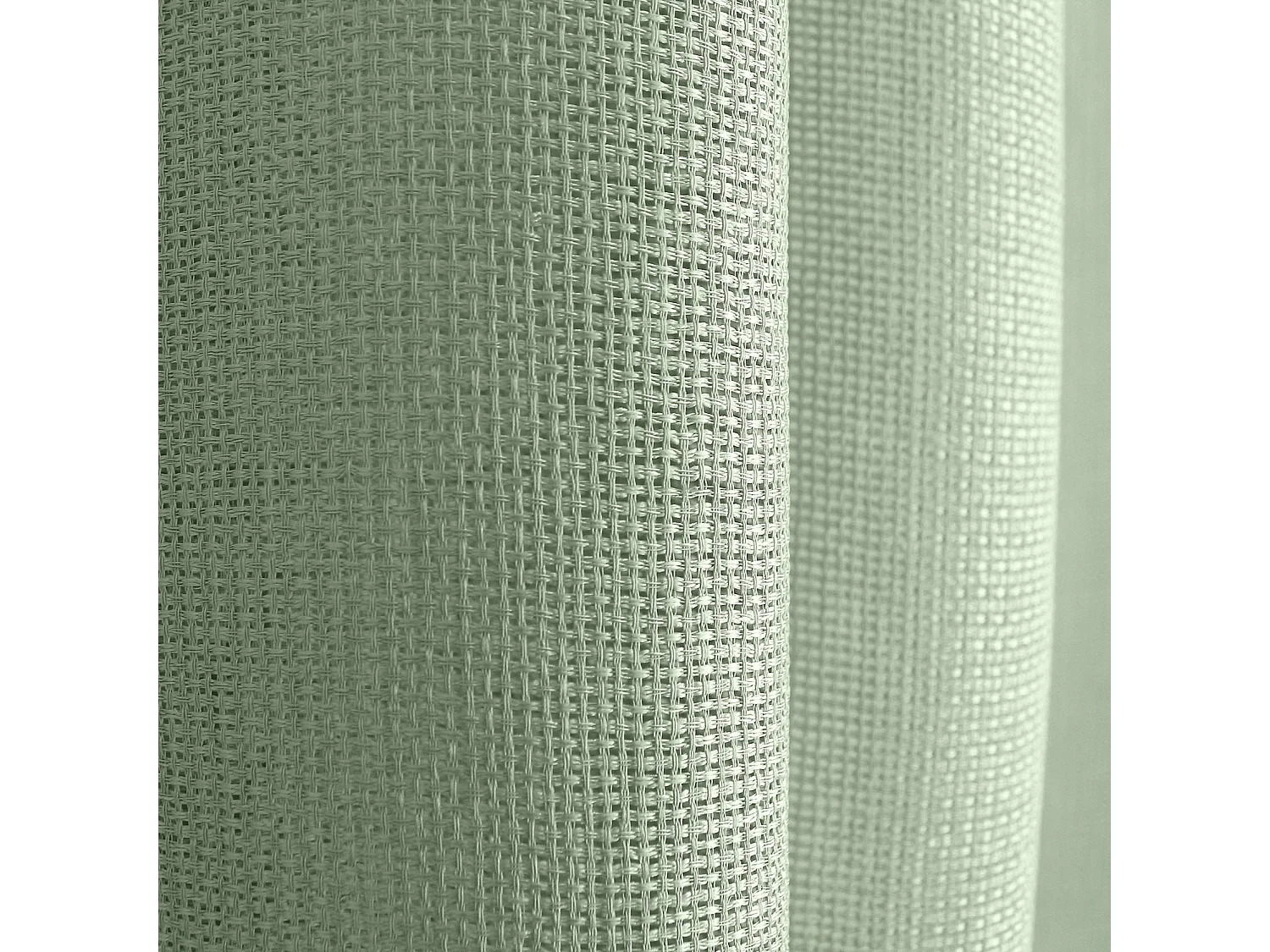 Einfacher Vorhang mit Lochmuster und Ösen