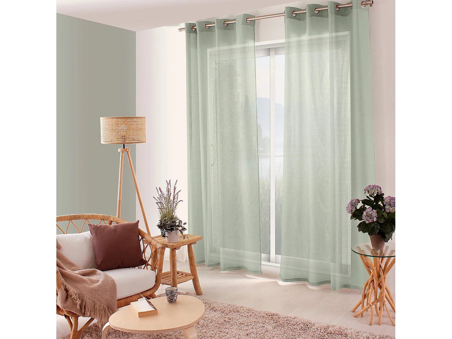 Einfacher Vorhang mit Lochmuster und Ösen