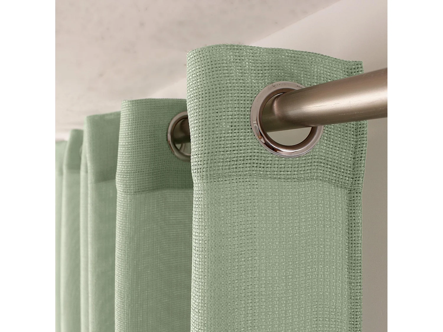 Einfacher Vorhang mit Lochmuster und Ösen