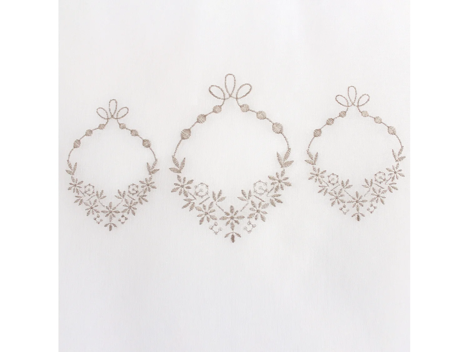 Par de visillos adornados con 3 bordados