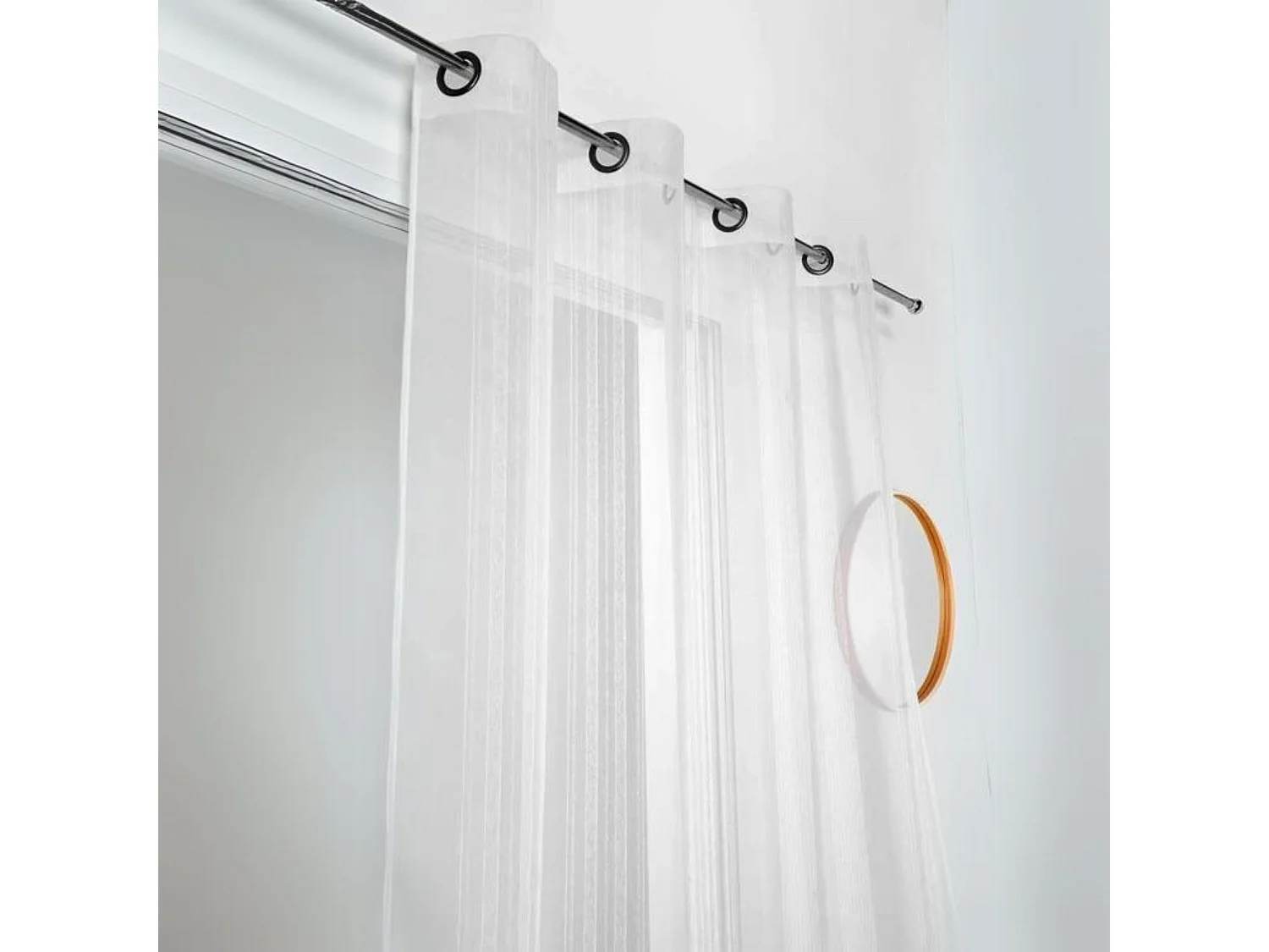 Voilage à fines rayures ton sur ton