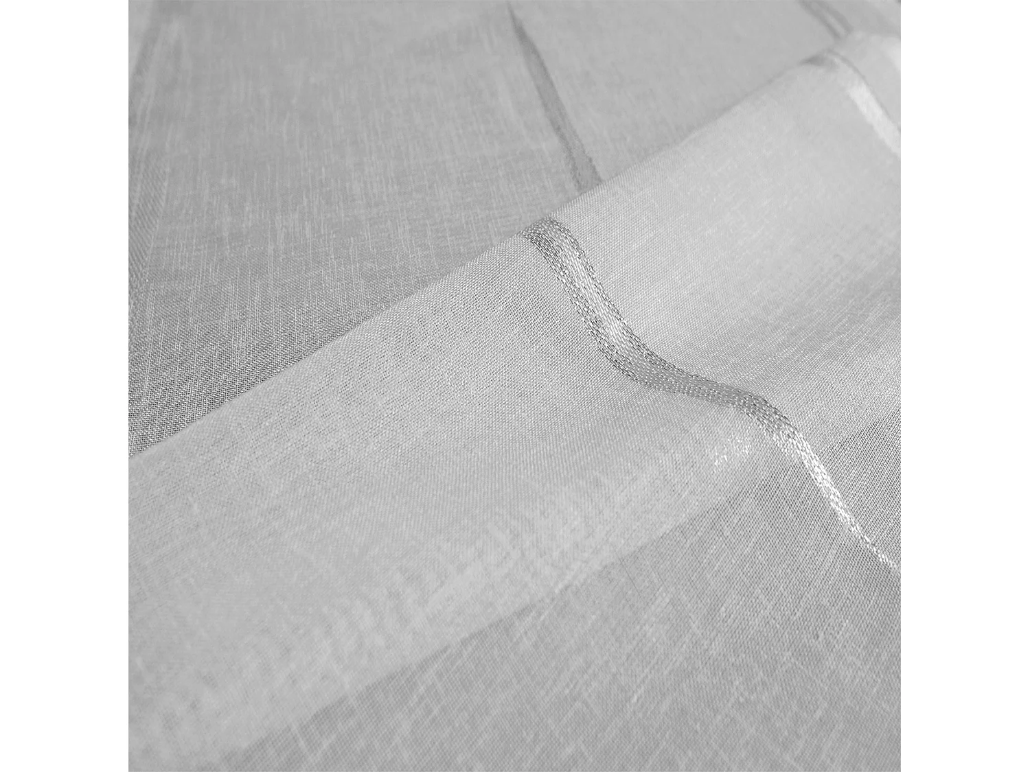 Gardine aus bunter Etamine mit Streifen